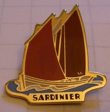 pin's VOILIER PECHE VIEUX GREEMENT SARDINIER BRETAGNE FRAISSE