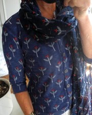 Gilet 38/40 et écharpe tissu MONOPRIX bleu et fleurs rouge blanc