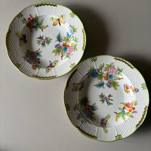 Ensemble assiettes à - de, 2