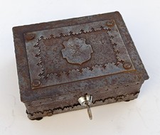 Boîte fer forgé blason ancien coffret métal lourd serrure clé iron box gothique