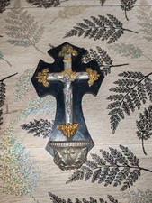 Bénitier mural crucifix