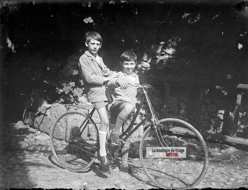 Jeunes garçons bicyclette - garçons, à