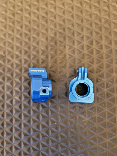 Exotek rear blue aluminum hubs - rear,