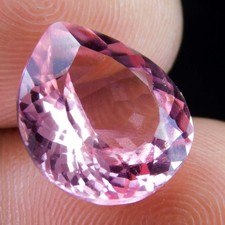 Pierre précieuse taillée en