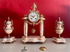 Horloge et parures de  cheminée en marbre, albâtre, laiton et bronze