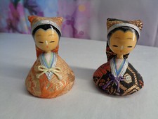 RARE DUO DE PETITES FIGURINES ASIATIQUES DE COLLECTION EN BOIS VERNI ET TISSU 