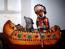 FIGURINE EN RÉSINE "INDIEN EN PIROGUE AVEC SON CARQUOIS ET SON CHIEN" L 19 CM