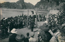 Chine, Foule autour d'un échafaudage sur une plage, ca.1920, Vintage citrat