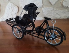 TRICYCLE POUSSE POUSSE MINIATURE VIET NAMIEN EN METAL NOIR AVEC CAPOTE
