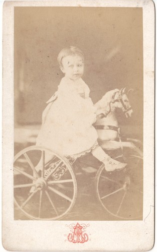 Enfant sur son tricycle cheval