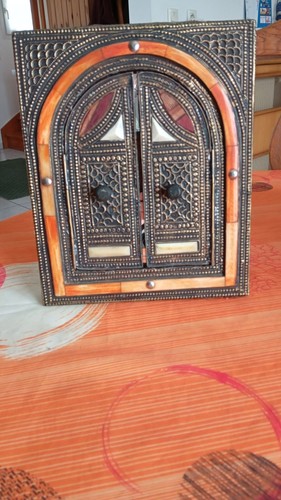 Miroir caché derrière portes - derrière,
