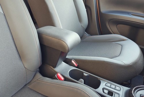Toyota aygo hybrid - toyota, accoudoir