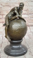 Signée Vitaleh Réalisme Abstrait Bronze Sculpture Nu Homme Terre Globe Statue D