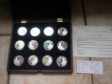 ITALIE COLLECTION DE 12  MEDAILLES EN COFFRET PAPAL COAT OF ARMS  FDC! (OH)