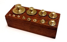 Ancienne boite de 12 poids en