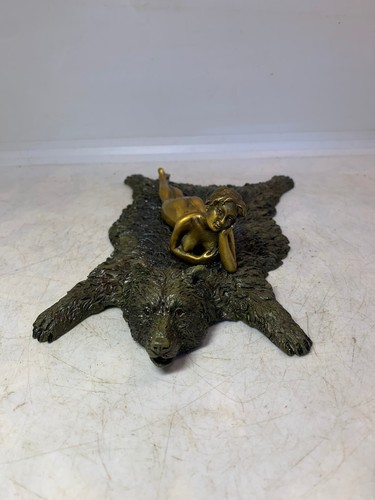 Bronze femme nue couche - couche, sur