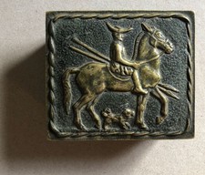 Max Le Verrier — Cavalier macédonien — boîte en bronze à patine verte signée.