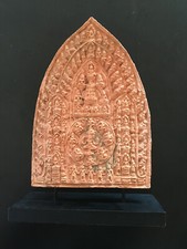 Stèle bouddhique, amulette dit tsa-tsa