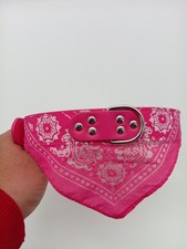Collier rose avec bandana pour