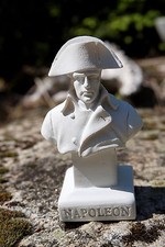 RE0018   FIGURINE STATUETTE