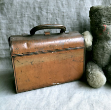 HUNTLEY & PALMERS - ANCIENNE BOÎTE DE GÂTEAUX EN FORME DE VALISE- BISCUIT TIN