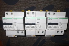 DISJONCTEUR A9F77232