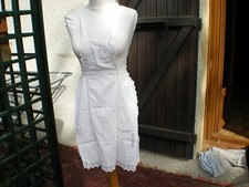 un ancien tablier femme blanc pour servir brodée tout au tour