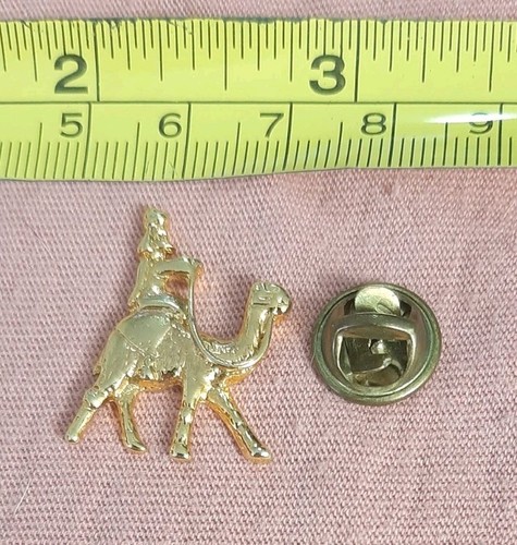 Gold tone man camel - gold,