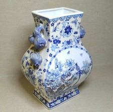Chinese porcelain blue and white vase, 20th century.