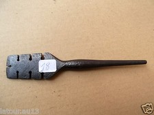 (n°18) OUTIL ANCIEN, BAILLE VOIE , TOURNE A GAUCHE