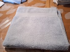 Lot D Une Serviette De Toilette Et Un Gant