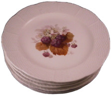 Six Assiettes En Porcelaine De