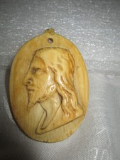 Pendentif médaillon sculpté