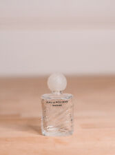 Bouteille de parfum miniature transparente de chez Rochas