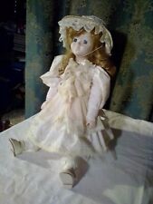 Poupée de porcelaine Mundia