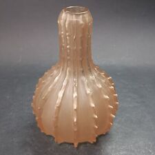 LALIQUE, Vase modèle Dentelé en verre soufflé moulé satiné. Signé. H. : 19 cm