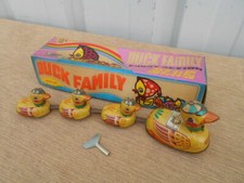 JOUET MECANIQUE "FAMILLE DE CANARDS" EPOQUE 1970/80 EN TOLE LITHOGRAPHIEE