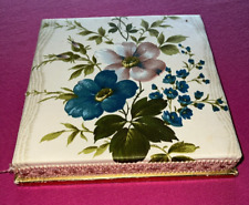 Ancienne boite à chocolats en tissu et carton 24 cm x 24 cm