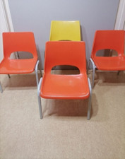 Ancienne chaises d écoliers vintage année 70 en plastiques , jaune et orange