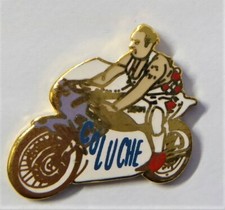 Pin's Coluche , moto , bleu 
