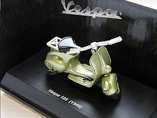 New Ray 06047-03 - Miniature Vespa 125 vert métallisé 1948 (1:32)