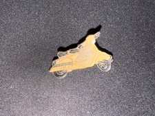 (V10) PINS BADGE ENAMEL VINTAGE COLLECTION MOTO SCOOTER VESPA PIAGGIO ROSE