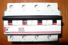 DISJONCTEUR TETRAPOLAIRE 80A