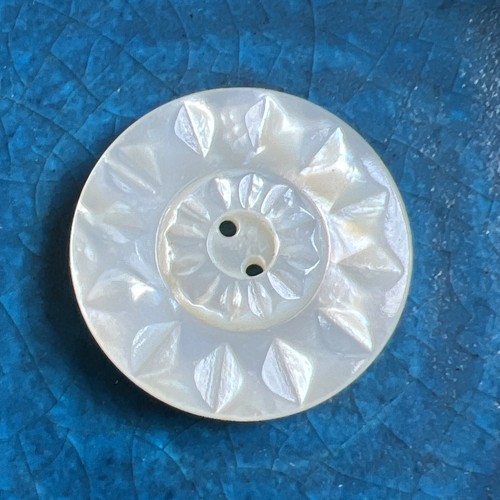 Rare ancien bouton - , nacre