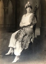 CPA — carte-photo réalisée en studio — femme en tenue orientale — circa 1920.