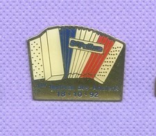 Rare Pins Musique Accordeon bleu blanc rouge St Pathus 77 seine et marne j103