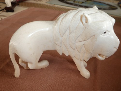 Sculpture lion os de - d'un,