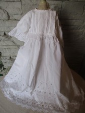 ROBE BLANCHE AVEC BRODERIE ANGLAISE BRODEE POUR POUPEE ANCIENNE