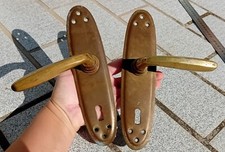 Lot 2 anciennes poignées de porte avec 2 plaques de propreté, bronze ou laiton 2