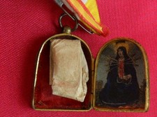 ancien reliquaire + relique + médaille Congrés Eucharistique Barcelonne 1952